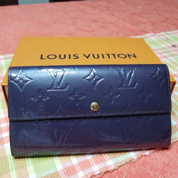 Louis Vuitton Handbags - Authentic LV Vernis Sarah Long Wallet